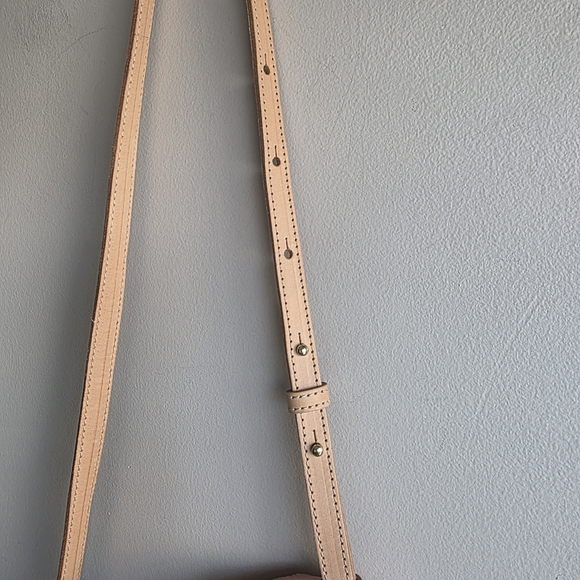 Nisolo Natural Tan Leather Crossbody - Picture 6 of 17